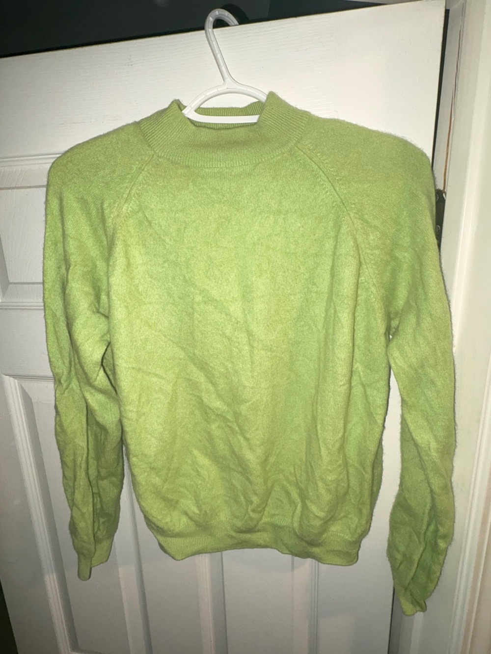 Women’s 100% cashmere Lime Crewneck Sweater - size medium